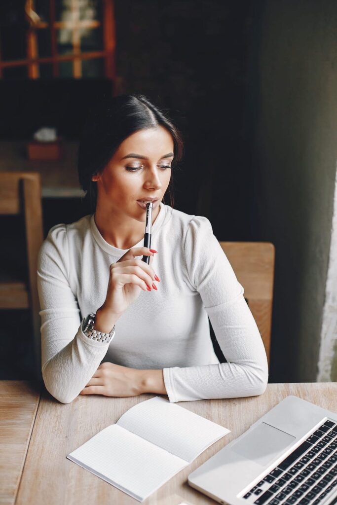 Elegant Businesswoman In A Summer City V7TEDZK 683x1024
